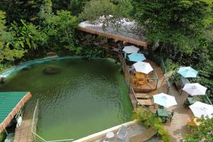 an overhead view of a swimming pool with umbrellas at ANCESTRAL GLAMPING in Barbosa