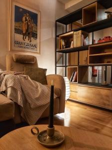 ein Wohnzimmer mit Sofa und Tisch in der Unterkunft Basaluze in Alsasua