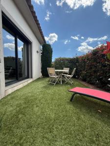 a backyard with a ping pong table and chairs at Casa Avvena 2 in Lecci