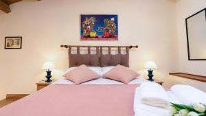 ein Schlafzimmer mit einem rosa Bett mit zwei rosa Kissen in der Unterkunft Loft Bonbon in Cinisi