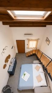ein Schlafzimmer mit einem Bett in einem Raum mit einer Decke in der Unterkunft Loft Bonbon in Cinisi