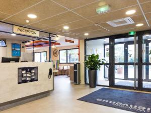 a lobby of a restaurant with a sign that reads rejection at Hotel ibis budget Chatillon Paris Ouest in Châtillon