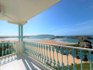 a balcony with a view of the beach at Hotel Pineda Playa in Noja