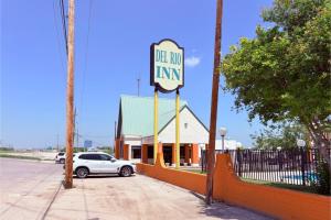 a dead end inn sign in front of a building at Del Rio Inn TX By Hotel O in Del Rio