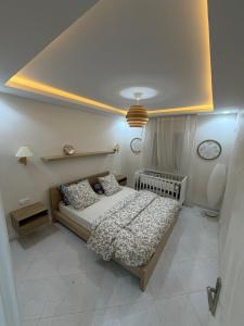 a bedroom with a bed and a ceiling at Escapade urbaine moderne in Sétif
