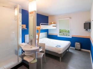 a room with a bed and a sink and a bunk bed at ibis budget Saint-Maximin in Saint-Maximin-la-Sainte-Baume