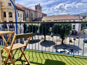 a balcony with a chair and a view of a courtyard at Kantauri Homes- KAI in Bermeo