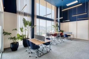 a conference room with tables and chairs and windows at Nido x Downtown MTY in Monterrey