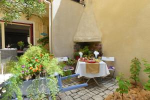 a table with fruit and vegetables on it in a garden at L'AMARILYS chambre d'hôte au coeur du village, terrasse avec vue sur le château in Châteauneuf-du-Pape +15 photos