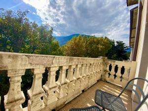 a balcony with a bench and a view of the mountains at Spazioso e accogliente nel centro di Merano in Merano