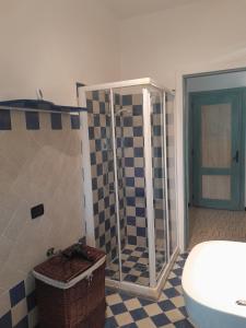 a bathroom with a shower with a sink and a toilet at Casa Cristina in Ospedaletto Euganeo