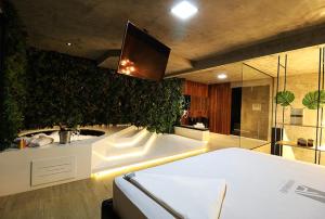 a large bathroom with a tub and a shower at Anonimato Hotel in Santos