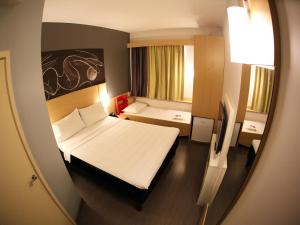 a small room with a bed and a window at ibis Jatai Shopping in Jataí +98 photos