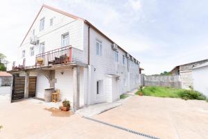 a white house with a fence and a driveway at Casa Bubela, O Castro de Dozón. in Dozón