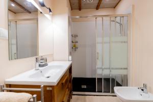 a bathroom with two sinks and a shower at Casa Bubela, O Castro de Dozón. in Dozón +12 photos
