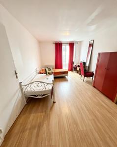 a bedroom with a bed and a desk in a room at Studio Maisons-Alfort in Maisons-Alfort