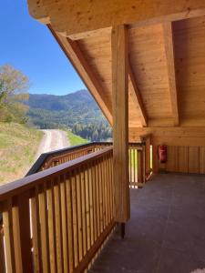 a wooden balcony with a view of a mountain at amKampl-Ferienwohnung in Radling
