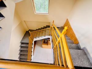 an overhead view of a staircase in a house at Hotel Deluxe Inn Manali in Manāli +1 photo