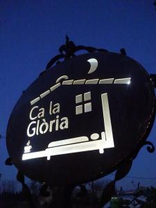een bord met ca la clonda erop bij Ca la Gloria in Vilabertrán