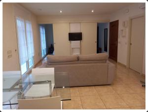a living room with a couch and a glass table at Apartament Balcó in Sant Quirze de Besora