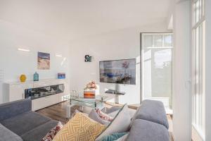 a living room with a couch and a table at Ferienwohnung Haffblick in Kamminke