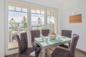 a dining room with a table and chairs and a window at Ferienwohnung Haffblick in Kamminke