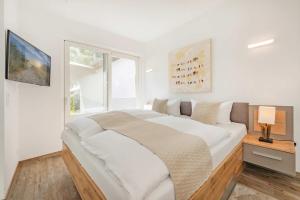 a large bed in a bedroom with a window at Ferienhaus Kuschelnest in Kamminke