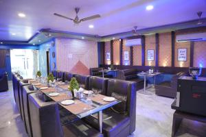 a dining room with a long table and chairs at Hotel Vishnu Vilas in Rewa