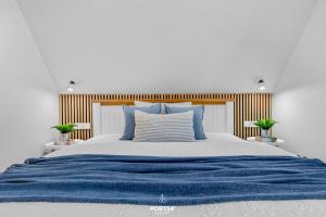 a bedroom with a large bed with a blue blanket at Ferienhaus Philomena Dagebüll in Dagebüll