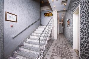 uma escada num edifício com uma escada em Admiral Hotel em Baku