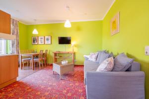 a living room with a couch and a table at Ankerplatz in Thiessow