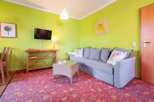 a living room with a couch and a tv at Ankerplatz in Thiessow