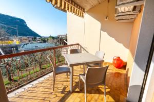 a balcony with a table and chairs and a view at Appartamento x 4 con wi-fi, park free, a 10 minuti dal centro di Garda in Garda