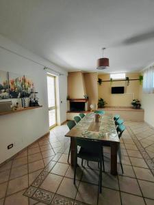 a large dining room with a table and chairs at PIAZZA COPERTA Casa Vacanza in Aradeo