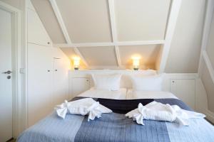 a bedroom with two white towels on a bed at Silwai OG in Westerland
