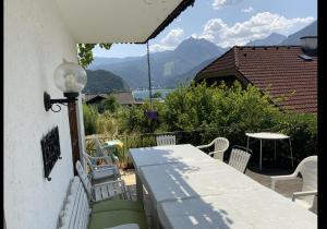 Ein Tisch und Stühle auf einem Balkon mit Bergblick in der Unterkunft Grüne Au in St. Wolfgang + 10 Fotos