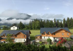 Eine Gruppe von Häusern vor dem Hintergrund der Berge in der Unterkunft Grüne Au in St. Wolfgang