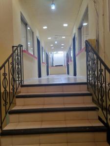 an empty hallway with stairs in a building at Hotel Posada Aurorita in Villahermosa