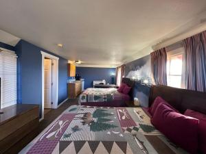 a bedroom with a bed and a couch at Bryce Canyon Resort in Bryce Canyon