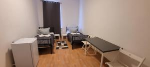 a small room with two chairs and a table at Monterunterkunft Revant WE 2 in Arnstadt