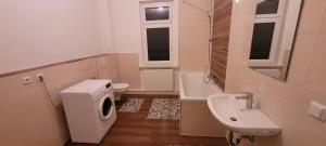 a bathroom with a toilet and a sink and a bath tub at Monterunterkunft Revant WE 2 in Arnstadt +5 photos