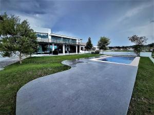 a large house with a swimming pool in front of it at Casa en Lago Rapel, Quebrada Honda in Lago Rapel