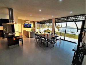 a kitchen and dining room with a table and chairs at Casa en Lago Rapel, Quebrada Honda in Lago Rapel