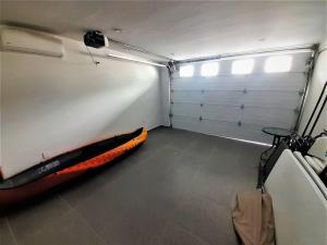 a room with an orange kayak in a garage at Casa en Lago Rapel, Quebrada Honda in Lago Rapel