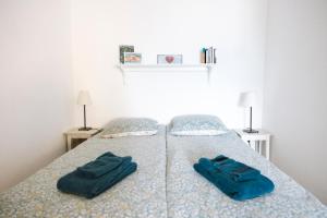a bedroom with two blue towels on a bed at Minusio, Casa Gottardo - nahe Zentrum Locarno und See Lago Maggiore, mit Balkon und Parkplatz in Minusio