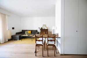 a living room with a table and chairs and a couch at Minusio, Casa Gottardo - nahe Zentrum Locarno und See Lago Maggiore, mit Balkon und Parkplatz in Minusio
