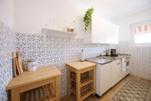 a small kitchen with a sink and a counter at Minusio, Casa Gottardo - nahe Zentrum Locarno und See Lago Maggiore, mit Balkon und Parkplatz in Minusio