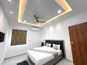 a bedroom with a bed with a ceiling at Hotel Girraj Inn in Vrindāvan +18 photos
