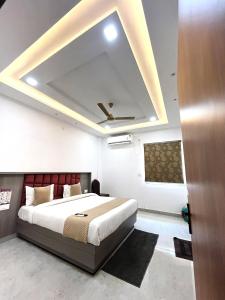 a bedroom with a bed and a ceiling at Hotel Girraj Inn in Vrindāvan