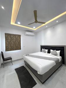 a bedroom with a bed and a ceiling fan at Hotel Girraj Inn in Vrindāvan